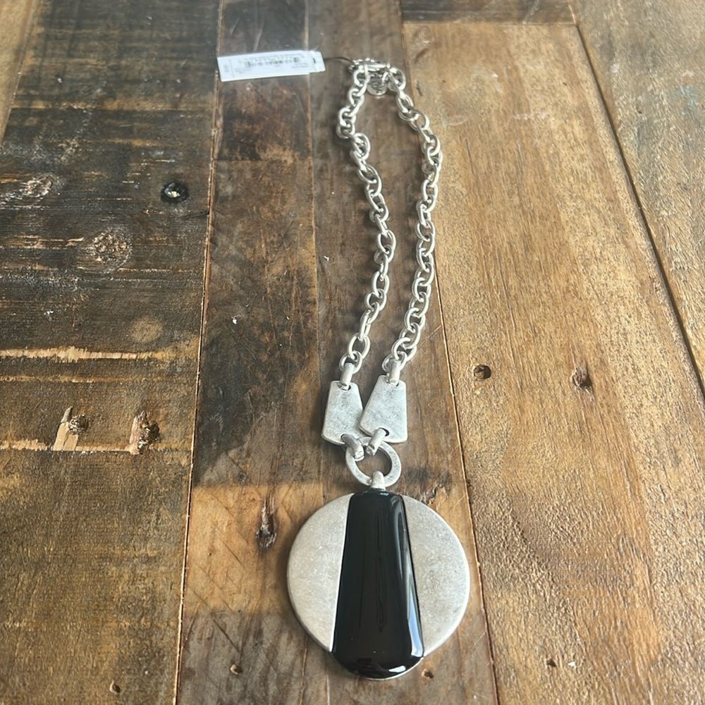 The SAK necklace silver and black